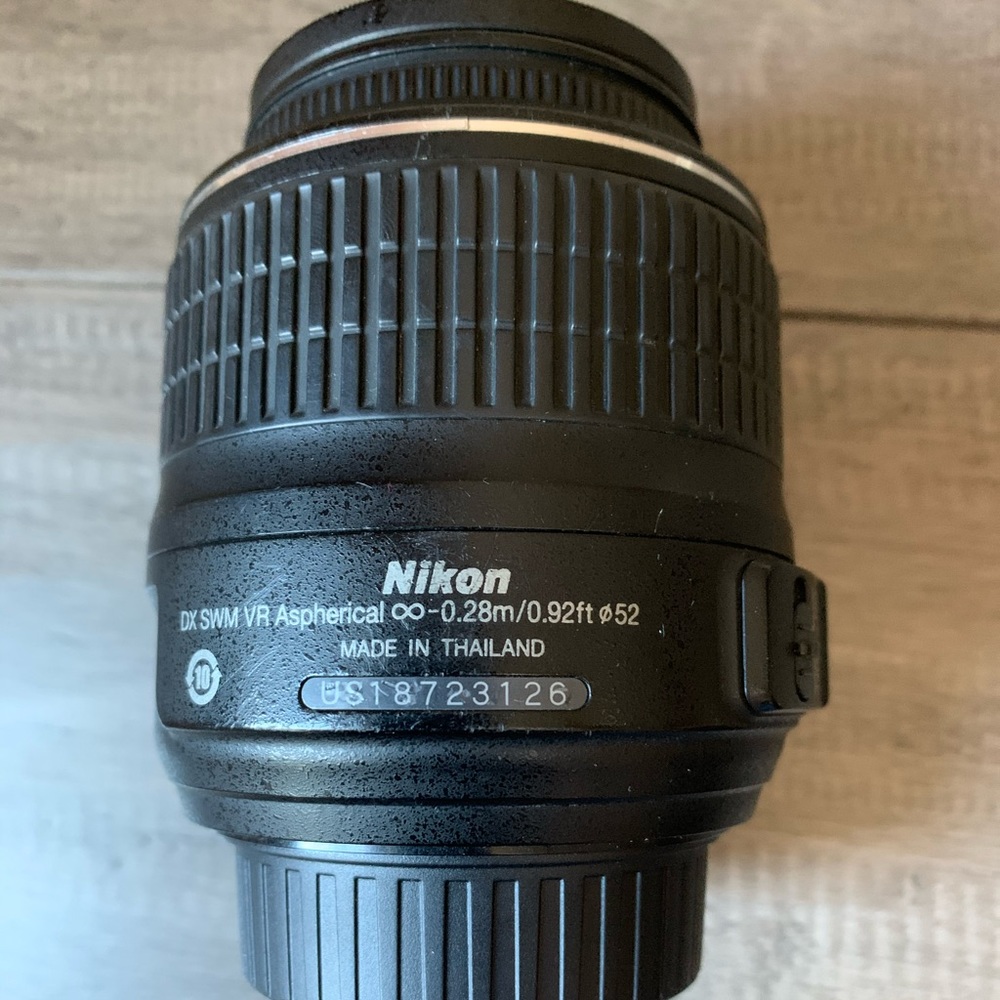 Nikon DX AF-S Nikkor 18-55mm 5.6G VR Lens - Picture 4 of 11